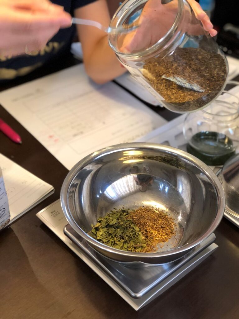 【レポ】自分でハーブティーがブレンドできてる! 漢方薬局 Herbal Labo ハーバルラボ
